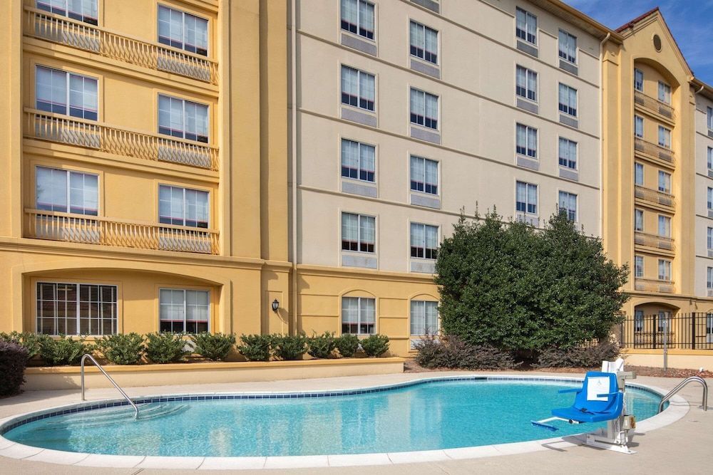 La Quinta Inn & Suites by Wyndham Atlanta Ballpark/Galleria 1