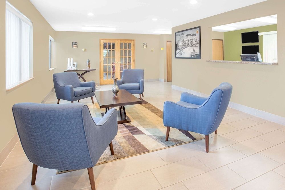 Super 8 by Wyndham East Moline 2