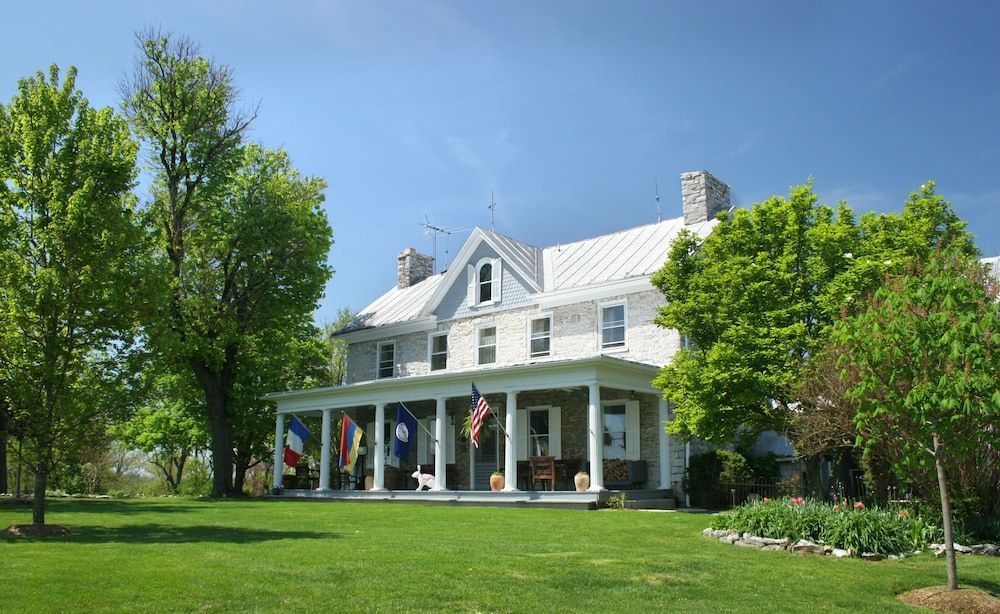 L'Auberge Provencale Inn & Restaurant 1