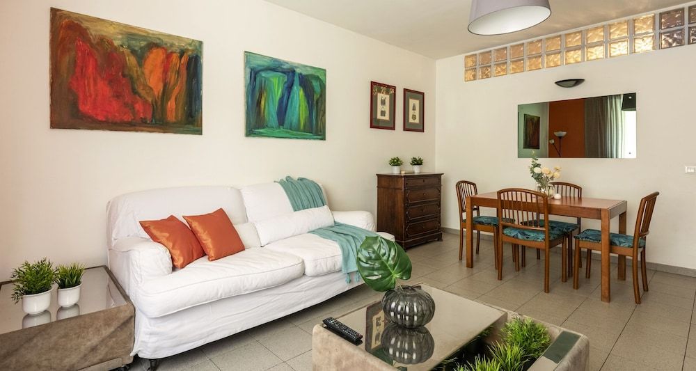 JOIVY Charming Flat Near Train Station 1