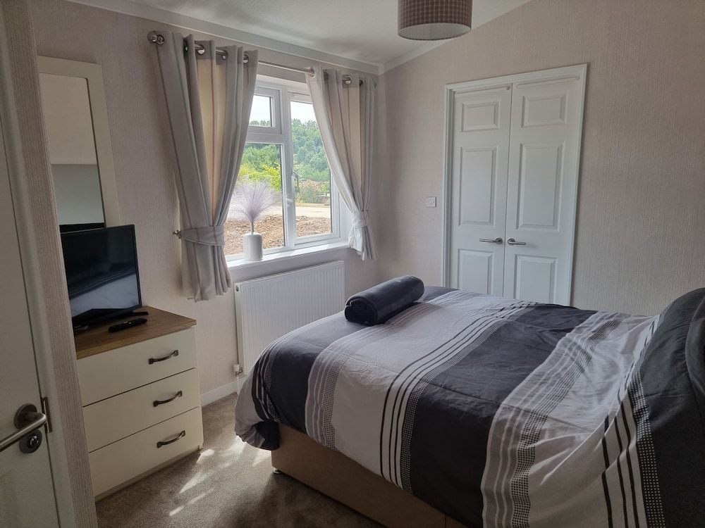 Pet Friendly 2-bed Luxury Lodge in Routh w/ Hottub 2