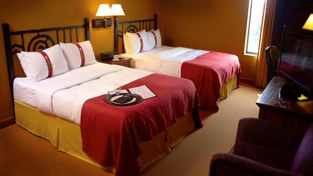 Holiday Inn PEWAUKEE-MILWAUKEE WEST by IHG 1