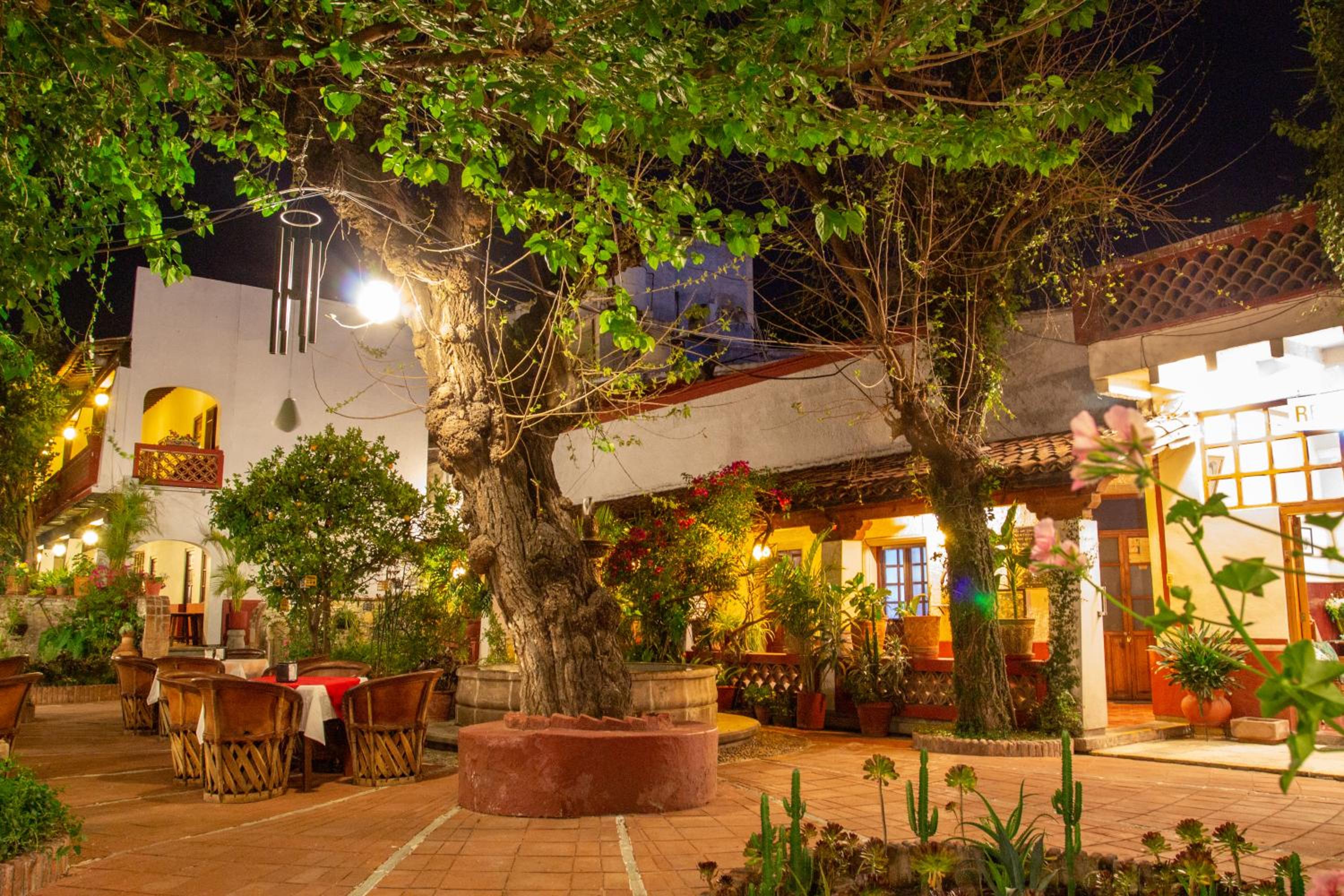 Hotel y Restaurant Embajadoras 1