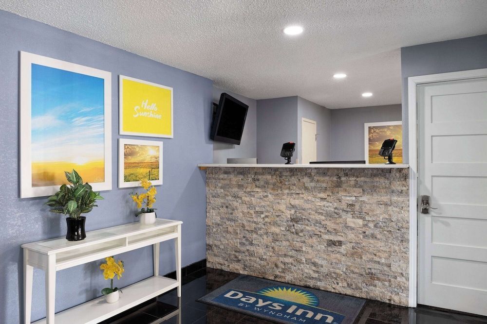 Days Inn & Suites by Wyndham Green Bay WI. 2