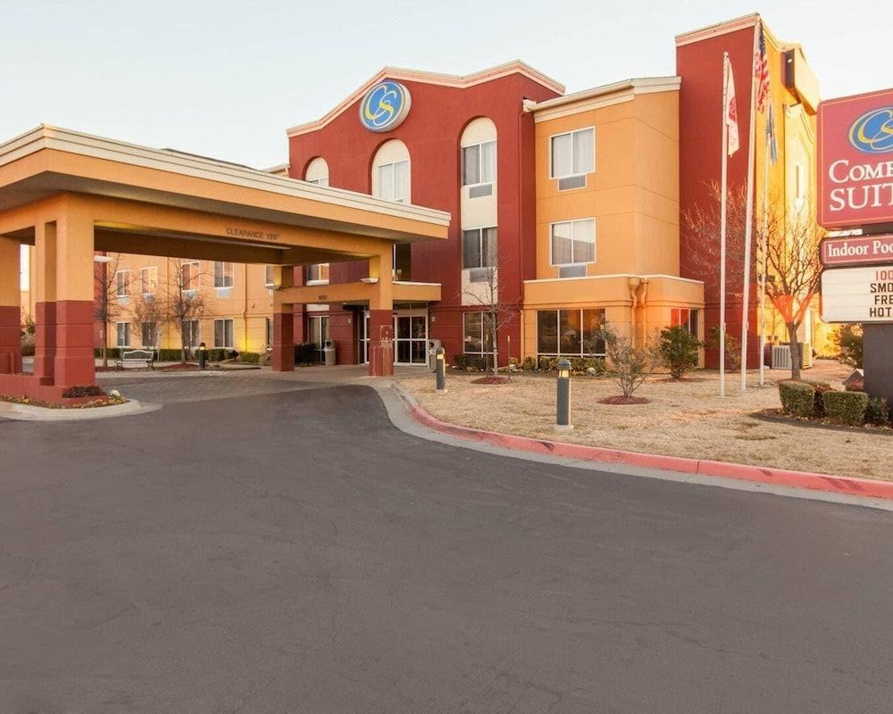 Comfort Suites Tulsa Central 1