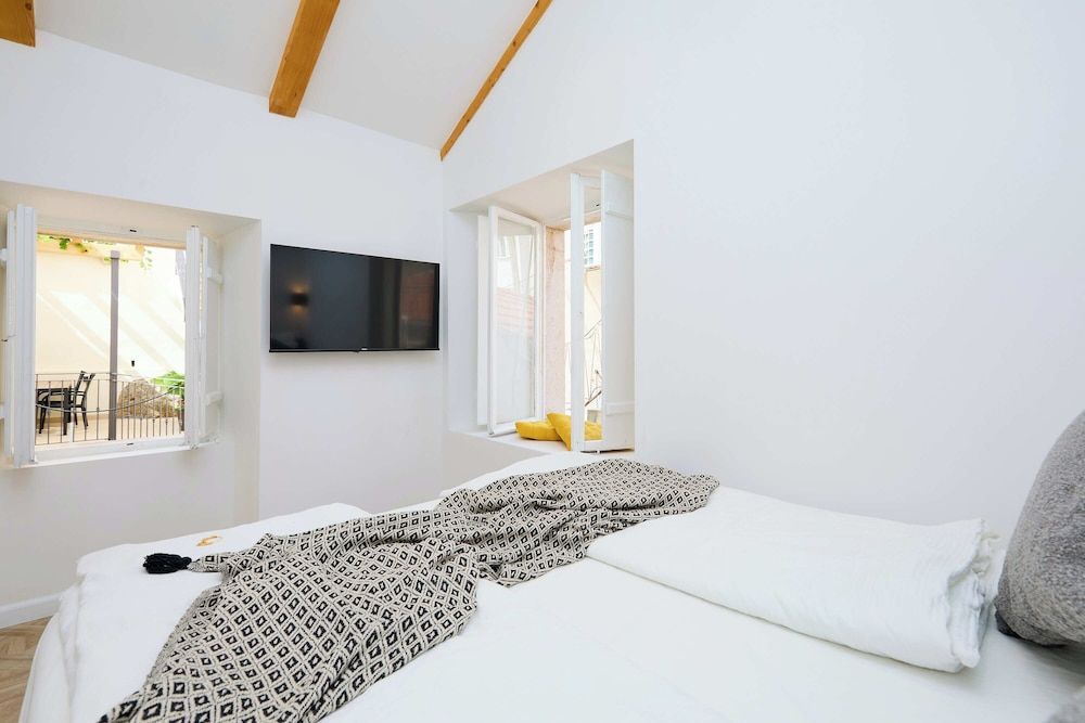 BLACK WATER BAY HOUSE 1