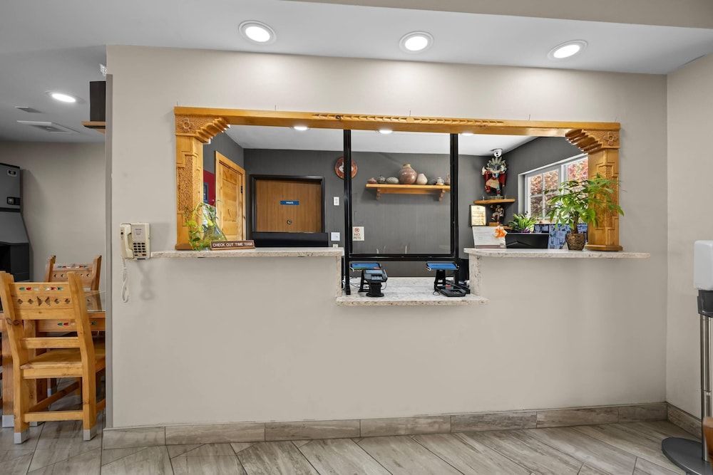 Econo Lodge Inn & Suites Santa Fe South 2
