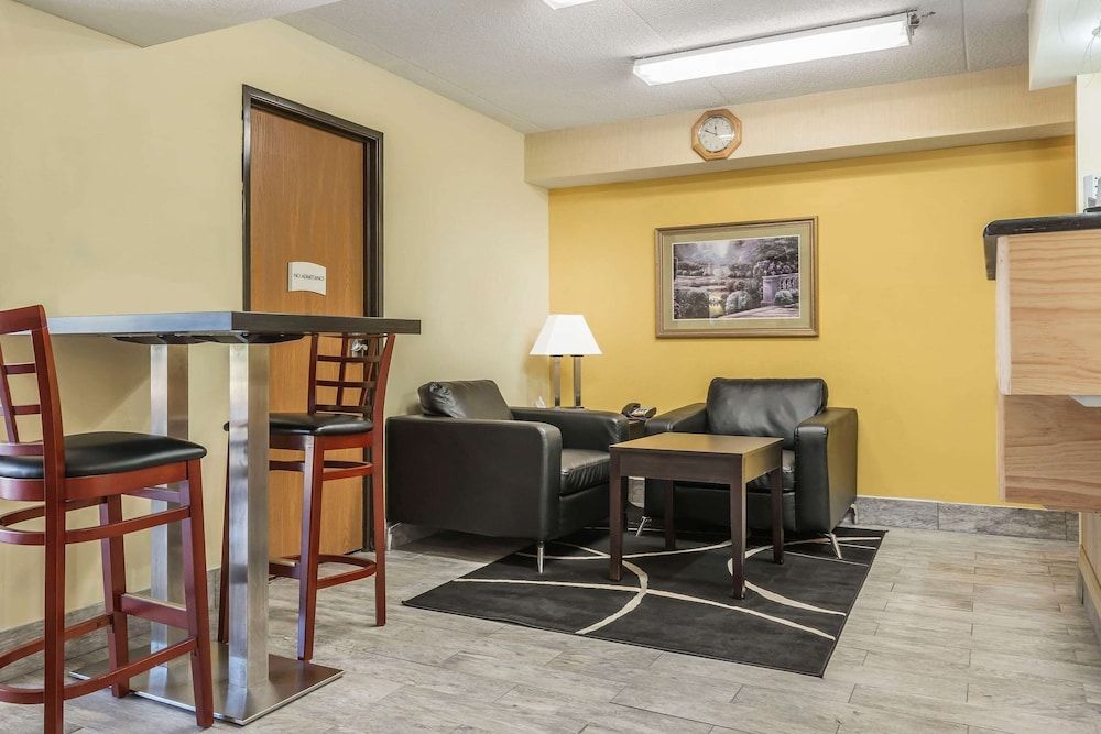 Quality Inn & Suites Pittsburgh Harmarville 2