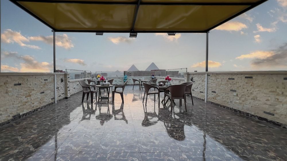 Luxury jacuzzi & pyramids view 1