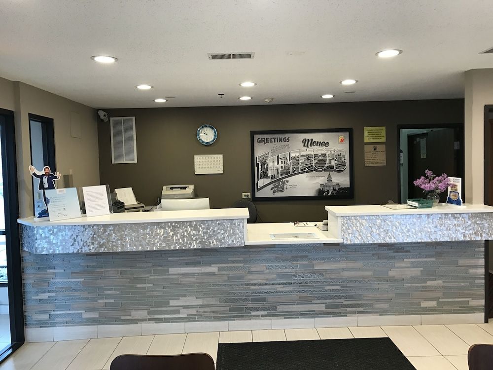 Super 8 by Wyndham Monee I-57 2