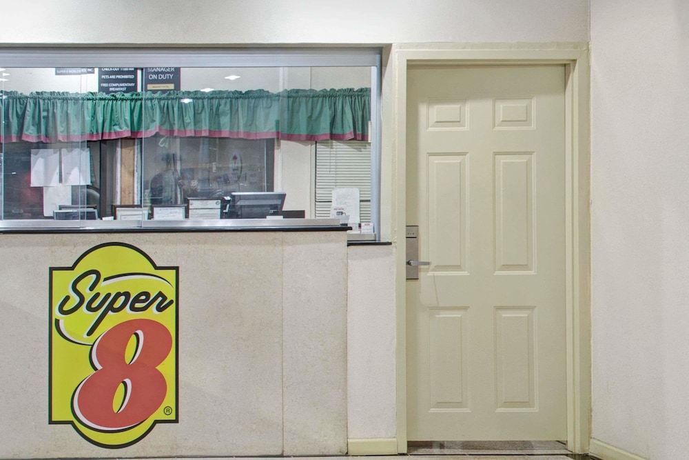 Super 8 by Wyndham Suwanee 2