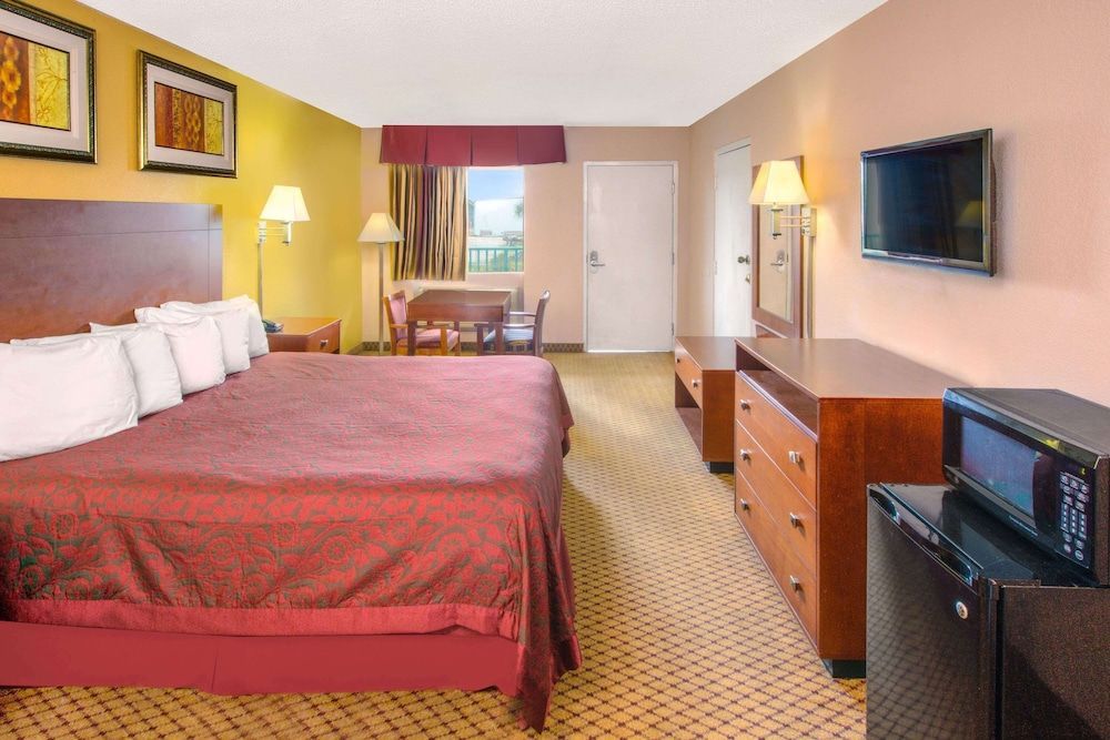 Days Inn by Wyndham Gulfport 2
