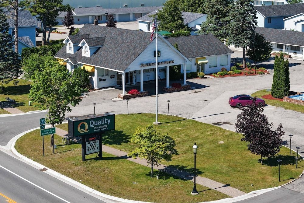 Quality Inn & Suites Mackinaw City Beachfront 1