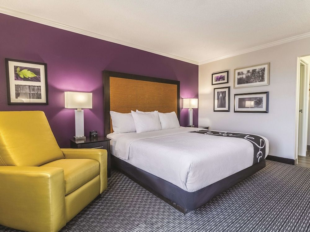La Quinta Inn & Suites by Wyndham Cleveland - Airport North 1