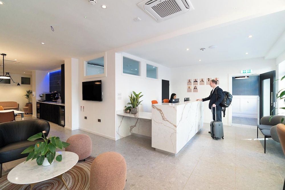 PREMIER SUITES Edinburgh Fountain Court 2