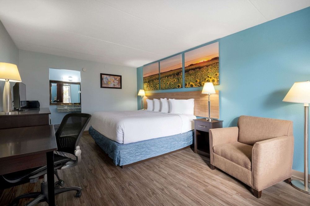 Days Inn by Wyndham Perrysburg Toledo 1