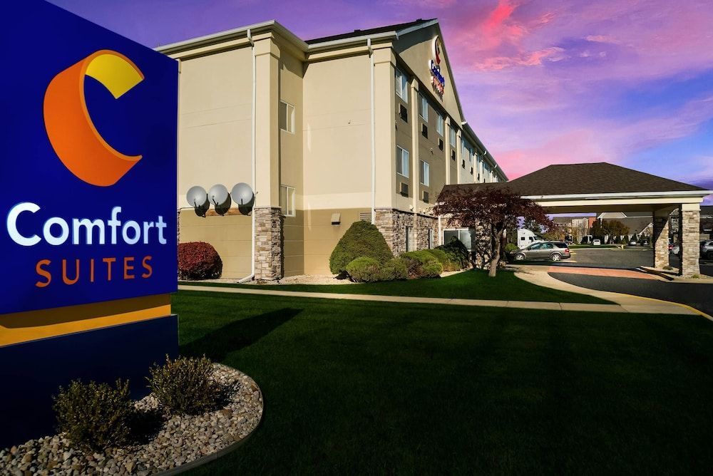 Comfort Suites Saginaw North 1