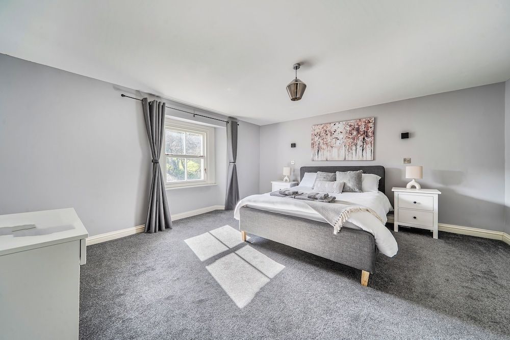 Cosy Apartment above Village Pub 1