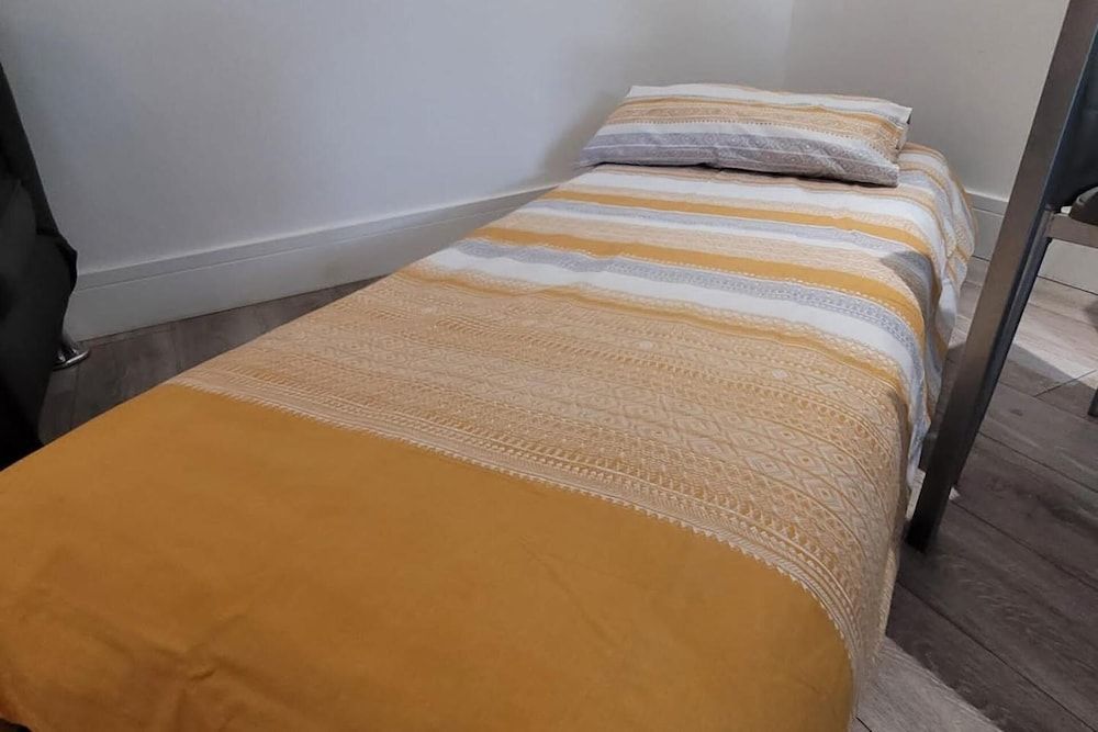 Apt - Sleeps 4/5 - Garden - Parking 2