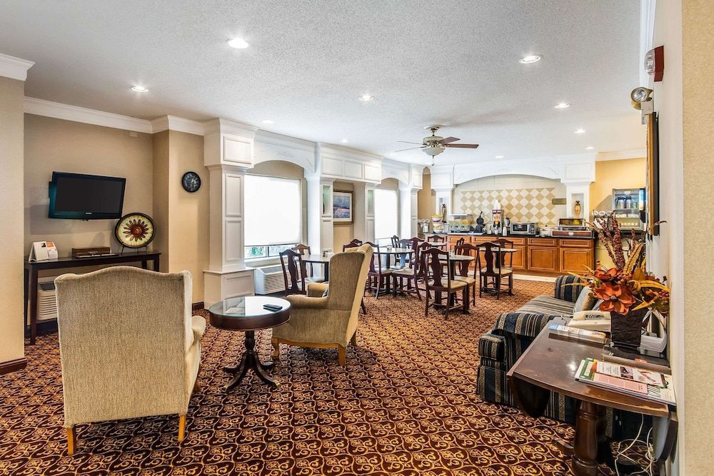 Quality Inn & Suites Evansville North 2