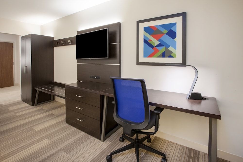 Holiday Inn Express & Suites KANSAS CITY - OAK GROVE I-70 by IHG 2