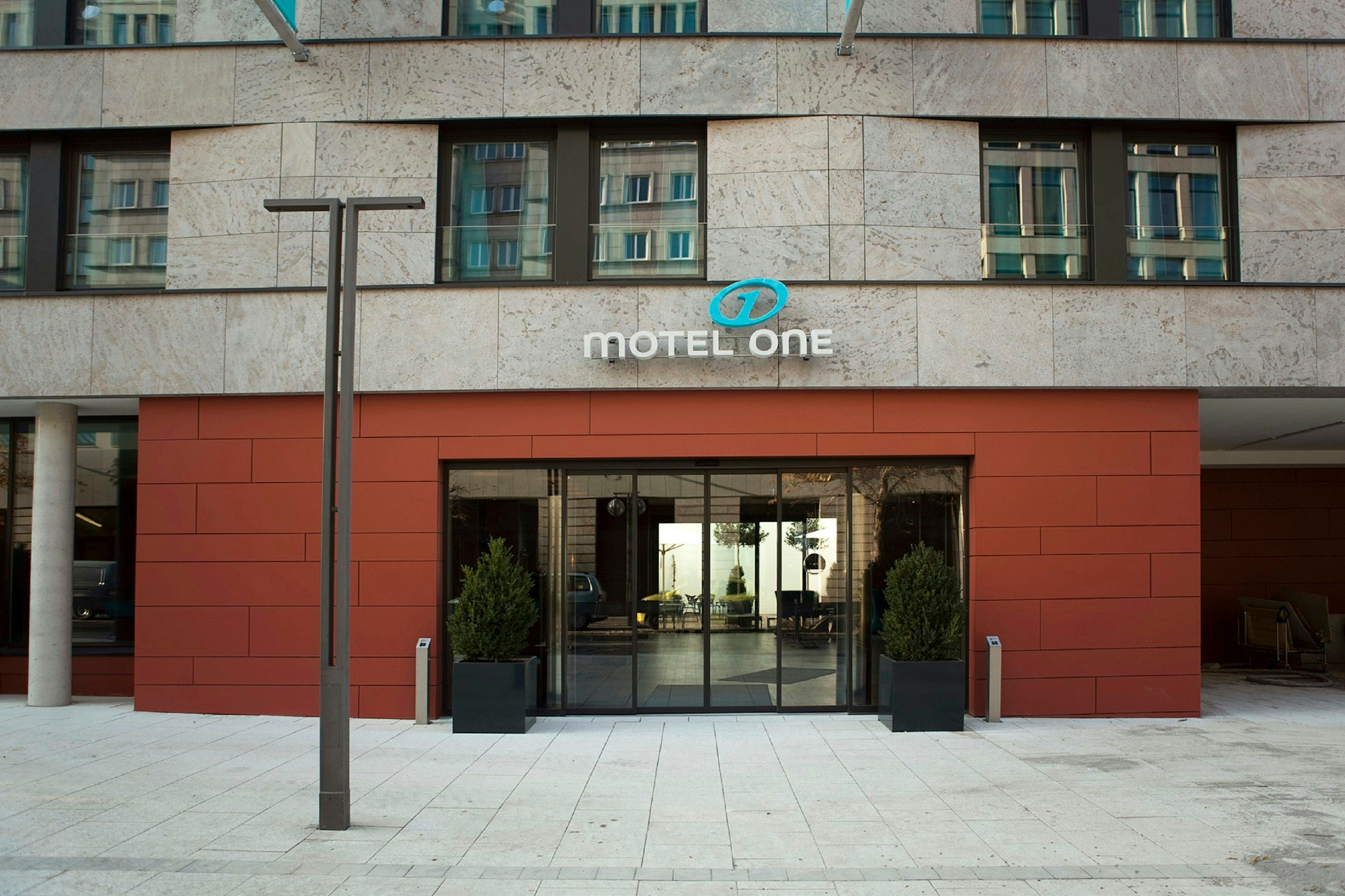 Motel One Stuttgart-Mitte 1