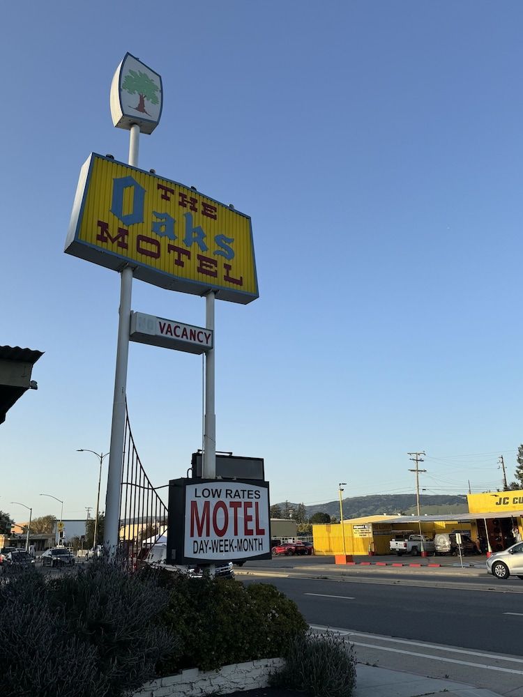 The Oaks Motel 1