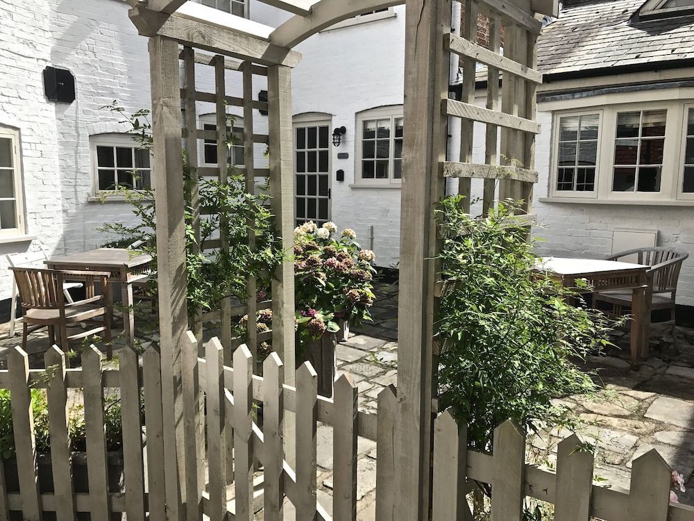 Courtyard Cottages Lymington, 2 Adults only 1