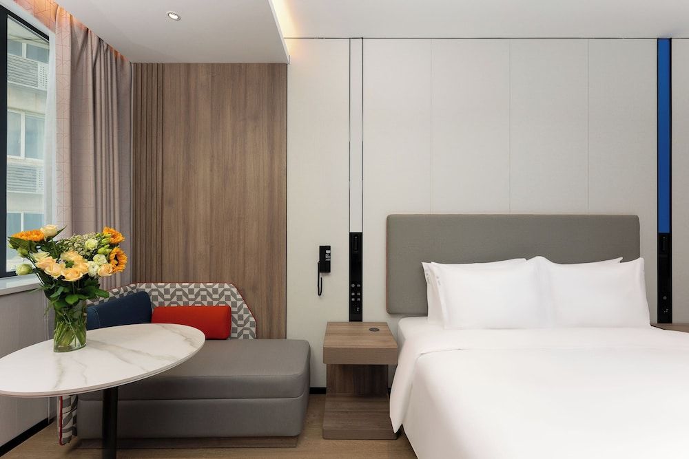 Holiday Inn Express Shanghai Jing'an Temple by IHG 1