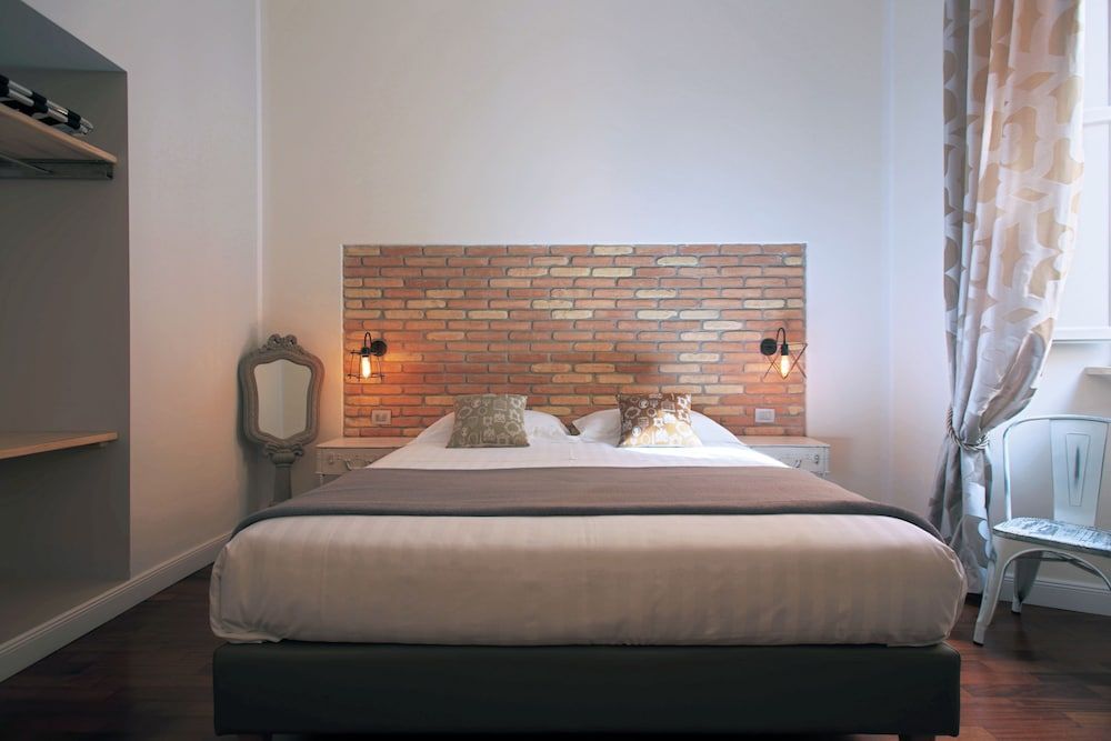 Trevi Contemporary Suite 2