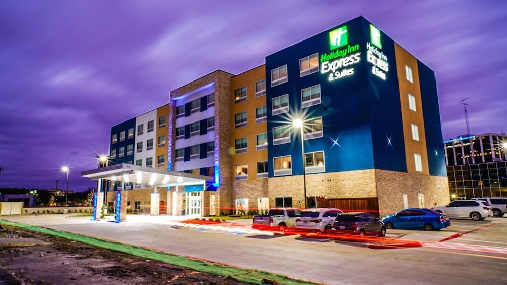 Holiday Inn Express & Suites DALLAS MARKET CTR - LOVE FIELD by IHG 1