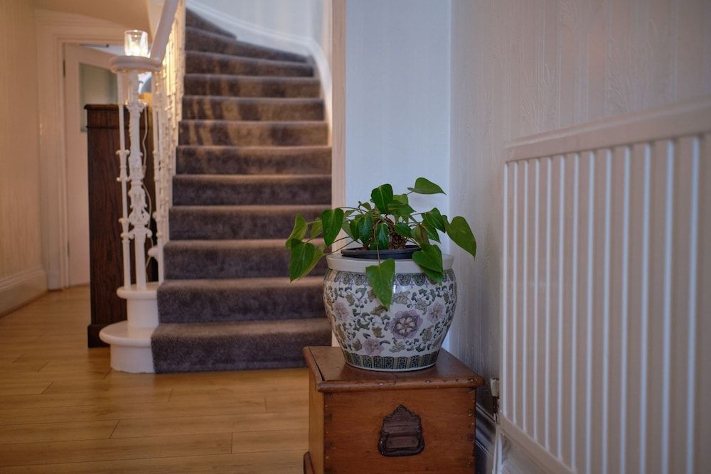 Ravenswood Guest House 2