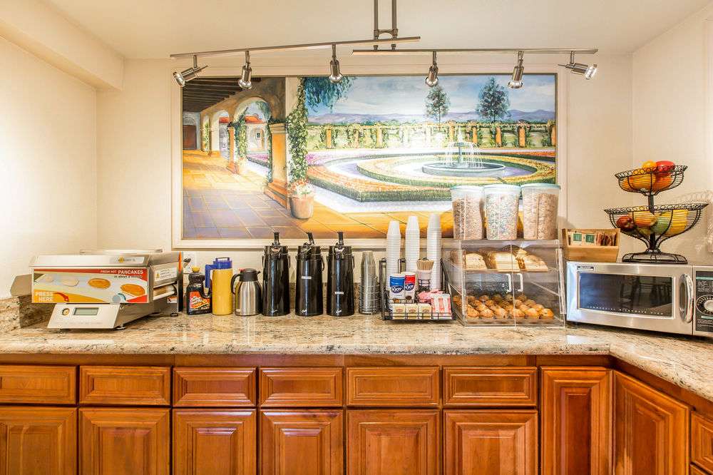 Rodeway Inn & Suites Colton-Riverside 2