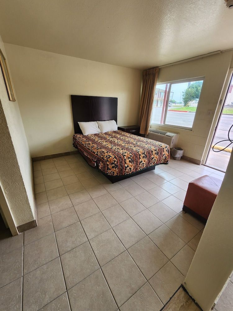 HomeTown Inn and Suites 2