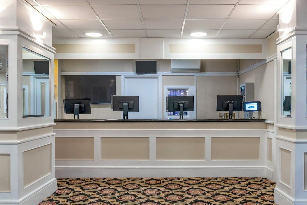 The Grand Burstin Hotel 2