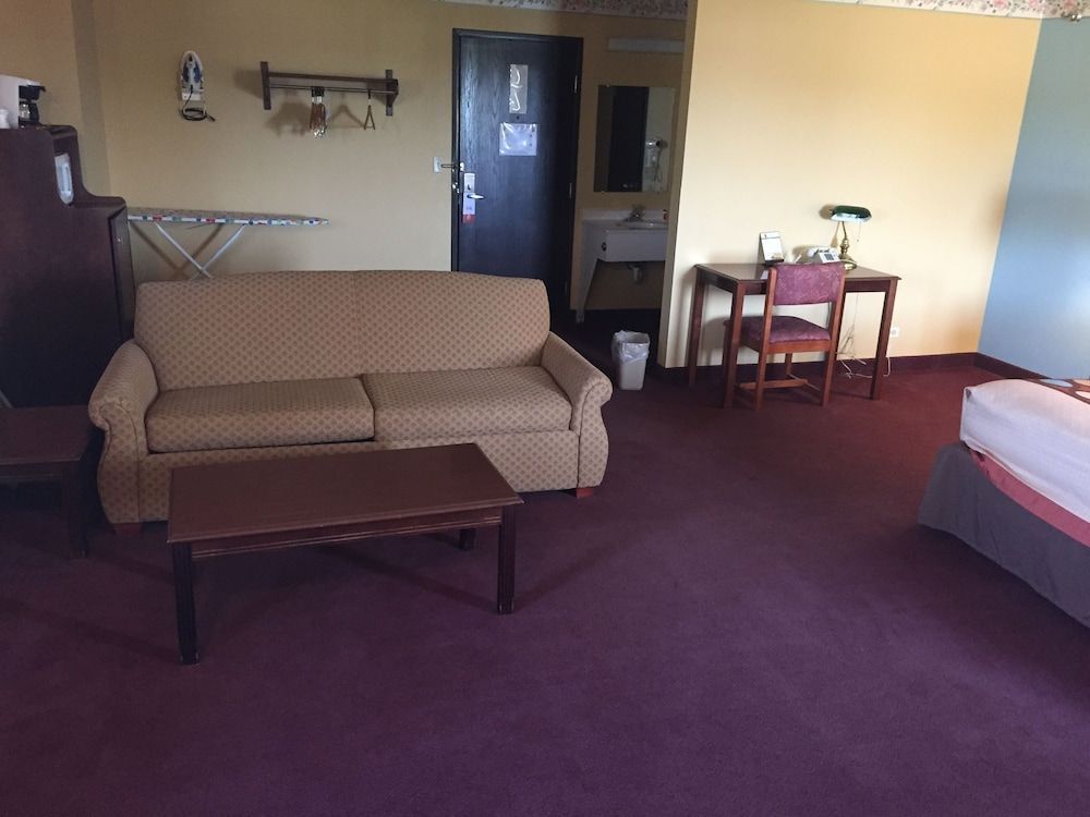Super 8 by Wyndham Woodstock 2