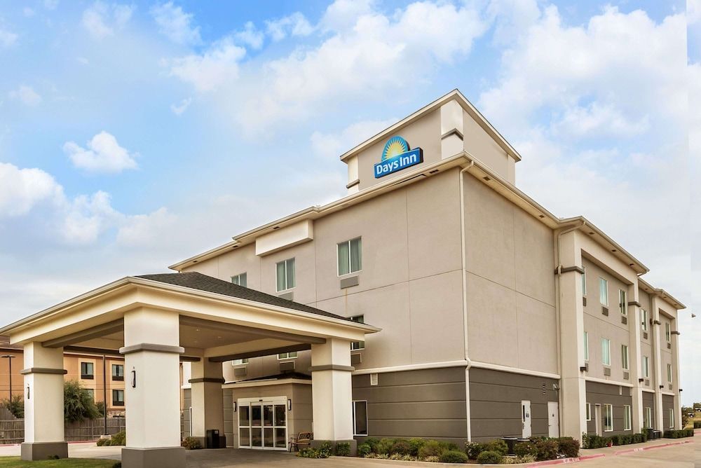 Days Inn & Suites by Wyndham Mineral Wells 1