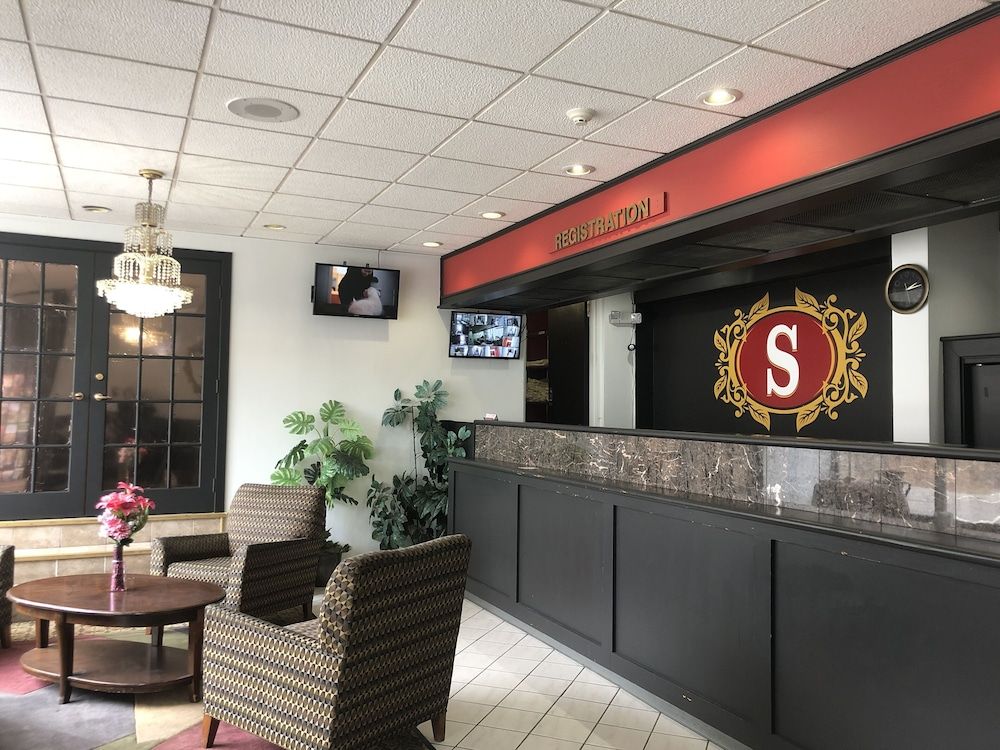 Schenectady Inn & Suites 1