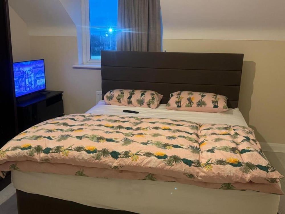 Komegloba Mega room, Moston Station 1