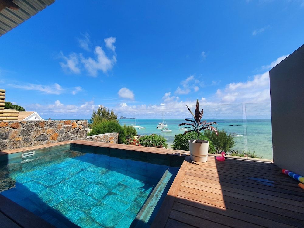 Luxury beachfront villa with private pool and cozy Pavillon with private jacuzzi on rooftop terrace 1