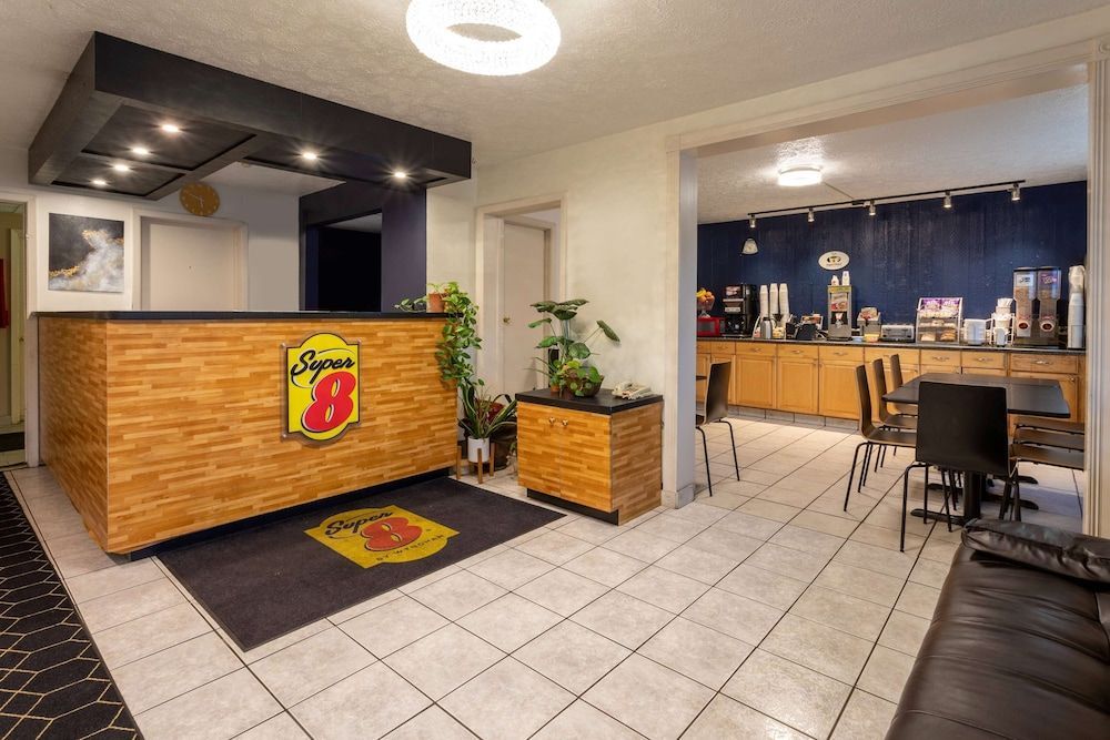 Super 8 by Wyndham Wooster 2