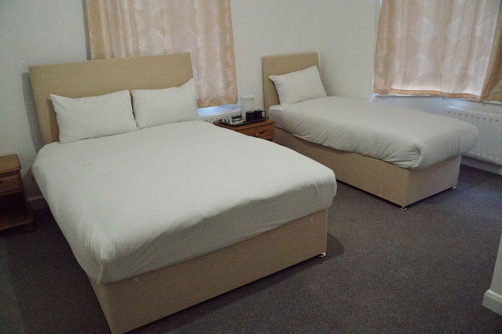 Gatwick Birchwood Lodge 2