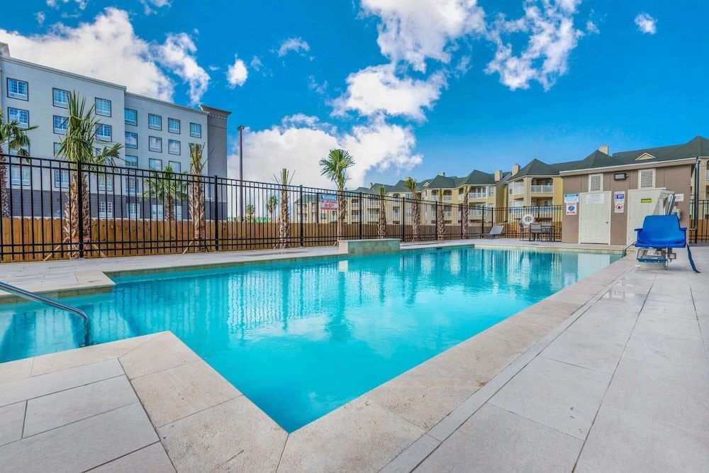 La Quinta Inn & Suites by Wyndham Galveston West Seawall 1