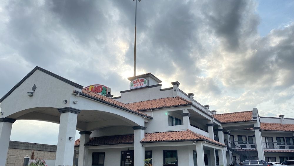 Island Suites Hobby Airport 1