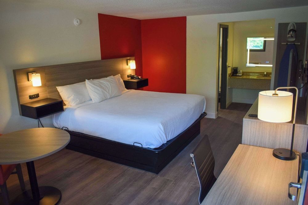 Ramada by Wyndham Cleveland Airport West 1