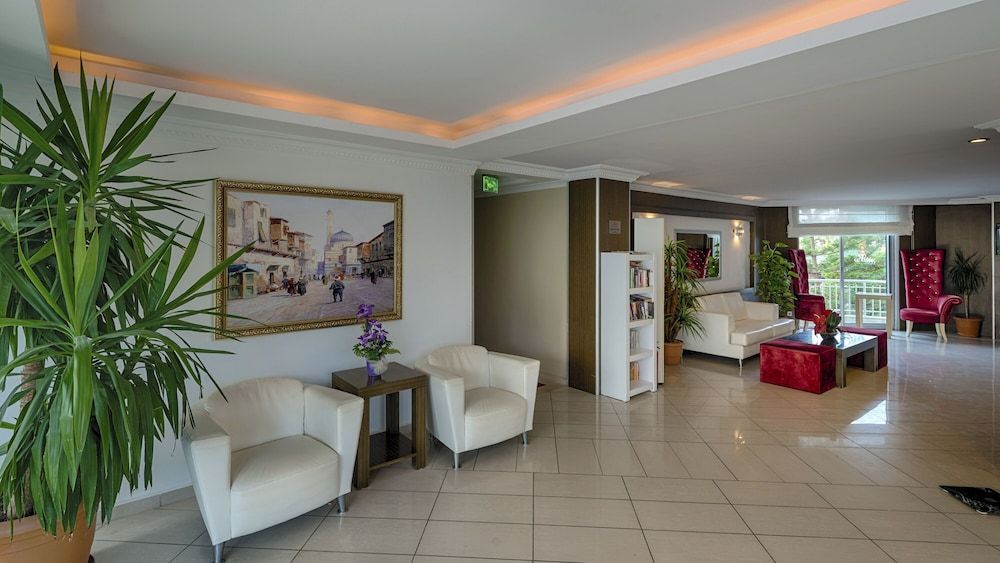 Risus Hotel Side 2
