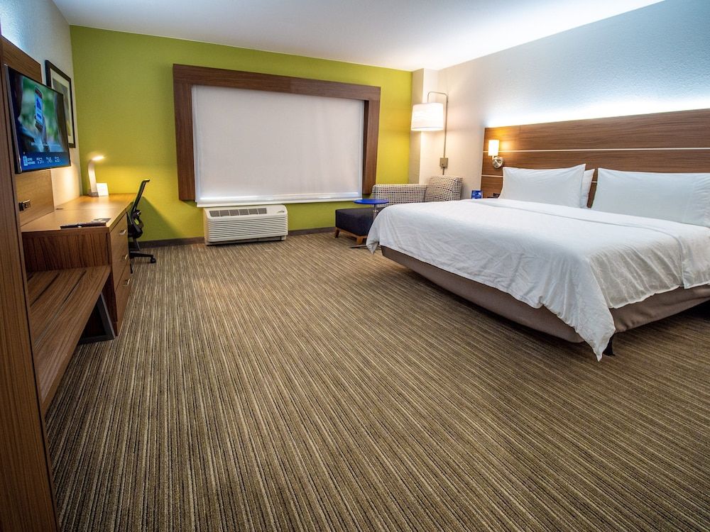 Holiday Inn Express & Suites OKLAHOMA CITY AIRPORT by IHG 2