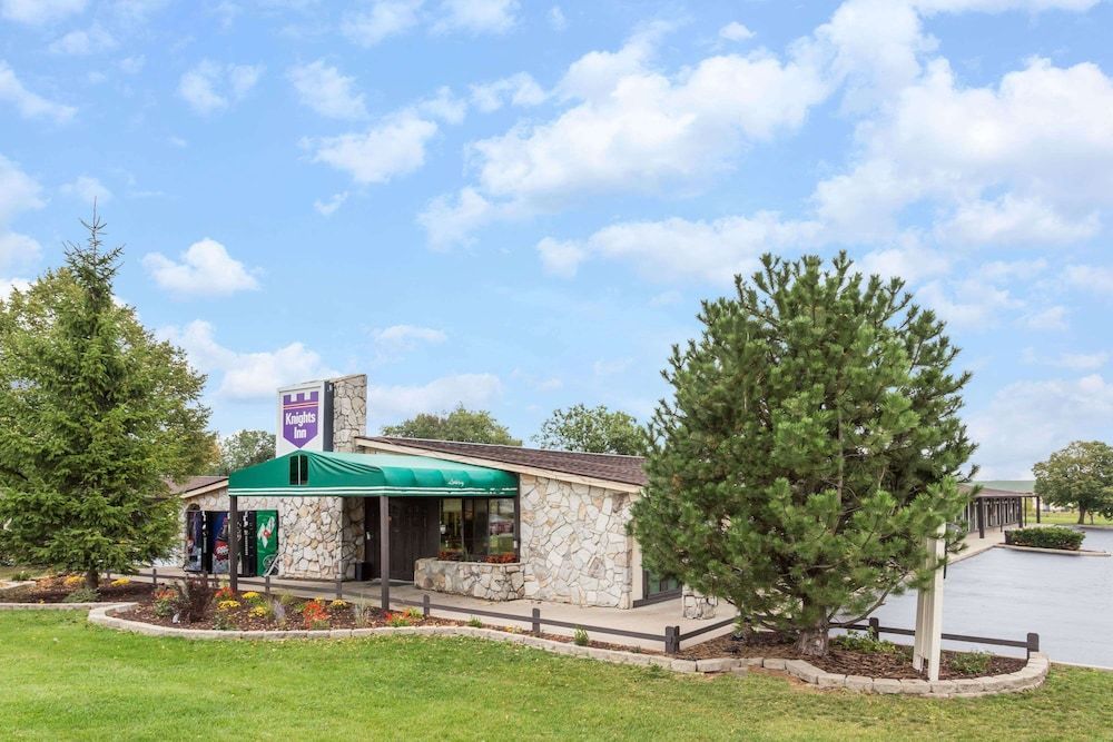 Knights Inn Racine 1