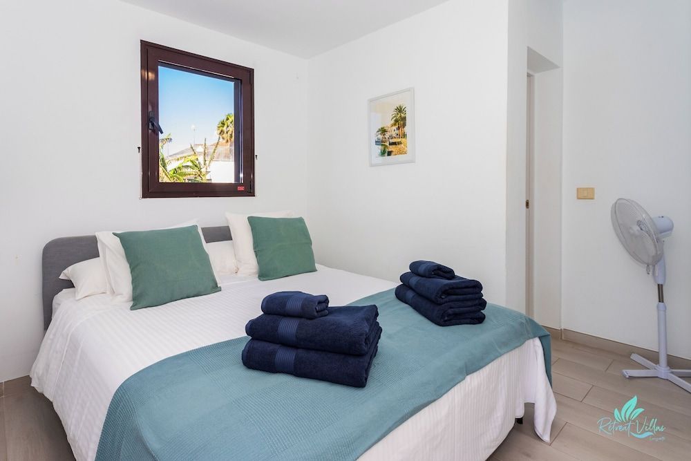Remarkable 5-bed Villa in Playa Blanca 2