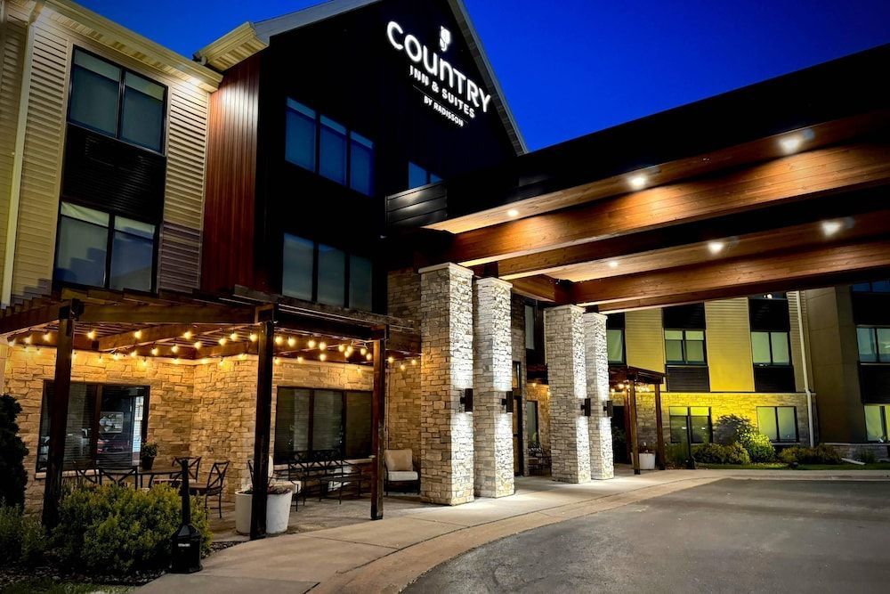 Country Inn & Suites by Radisson, Appleton Airport - Fox River Mall Area 1